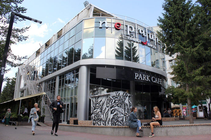 Двухэтажное здание с «Парк-кафе» и «Перчини» снесут в Первомайском сквере
