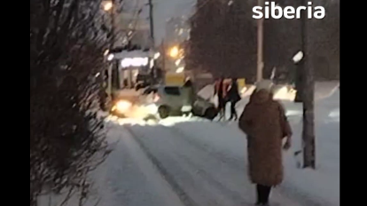 Трамвай врезался в машину в Новосибирске