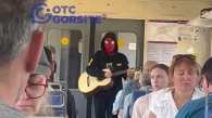 Человек-паук спел для новосибирцев в электричке
