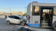 Водитель иномарки пострадал в ДТП с автобусом в Новосибирске