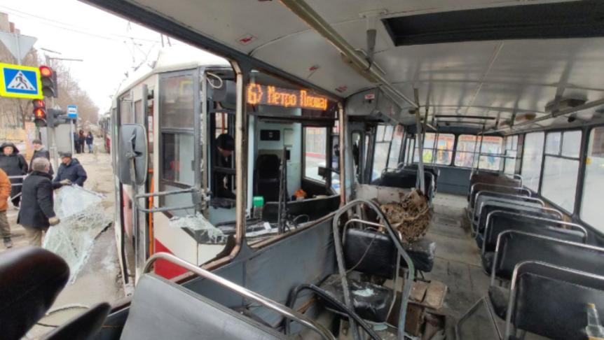 Три женщины попали в больницу после ДТП трамвая и троллейбуса в Новосибирске