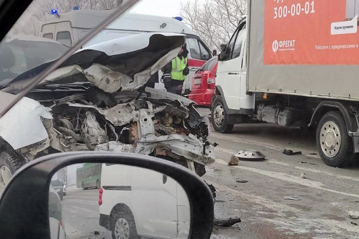 Пять машин столкнулись на Димитровском мосту в Новосибирске