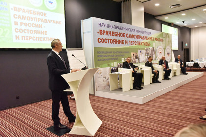 Новосибирские врачи поздравили с 55-летним юбилеем Андрея Травникова