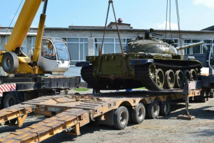 Танк Т-62 заметили на улице Усть-Тарки под Новосибирском