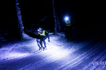 С фонарями на лыжах пробежали ночью спортсмены Академгородка