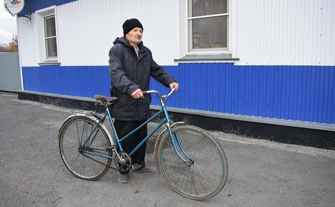 90-летний велосипедист восхищает жителей Карасука