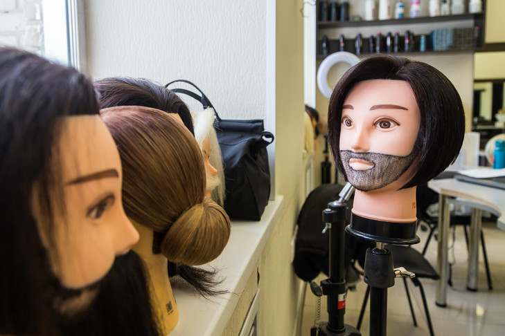 Жительница Новосибирска стала лысой после посещения салона красоты