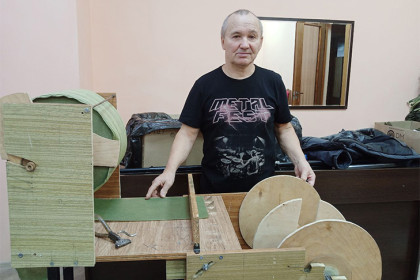Учитель технологии изобрел станок для помощи новосибирским бойцам СВО