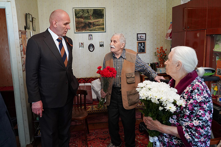 Сенатор Александр Карелин поздравил семью фронтовиков с 80-летием Победы