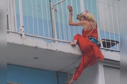 Лазающая по балконам блондинка в красном напугала жителей Новосибирска