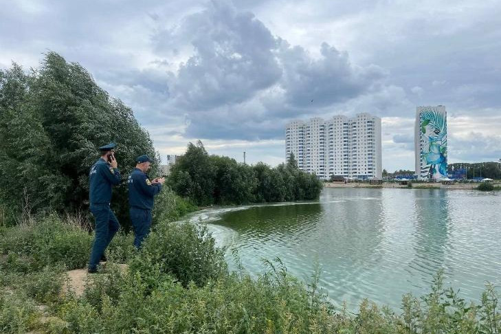 Озеро на Юго-Западном жилмассиве Новосибирска стало бирюзовым и напугало людей