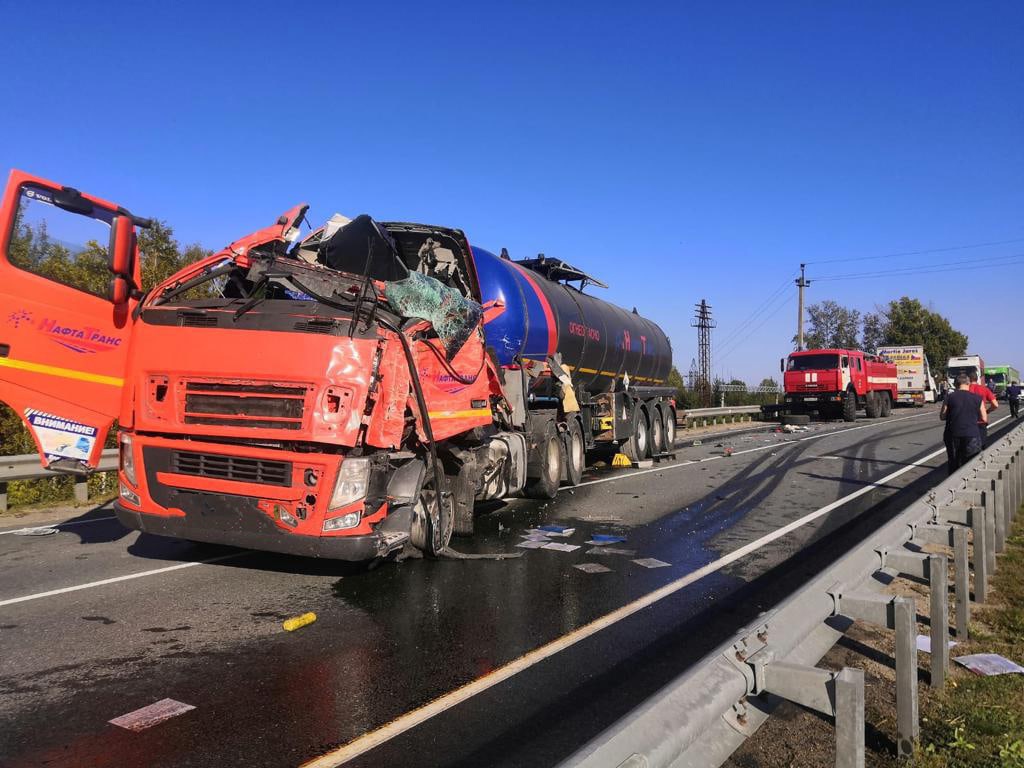 Лобовое столкновение грузовых Volvo  на трассе под Новосибирском ограничило движение 