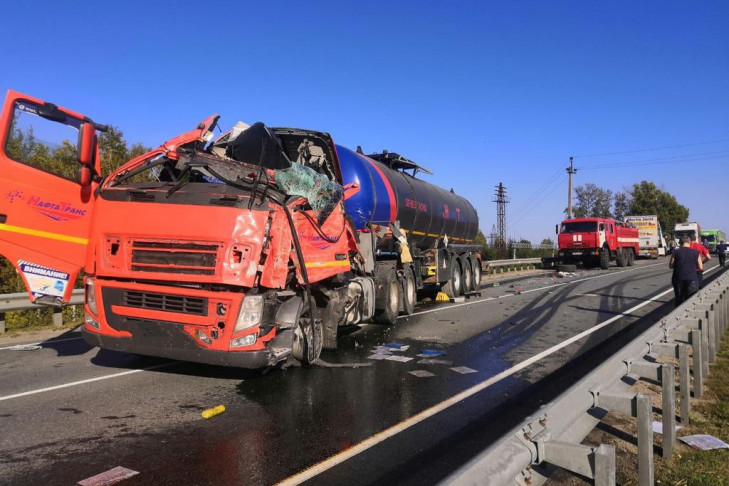 Лобовое столкновение грузовых Volvo  на трассе под Новосибирском ограничило движение 