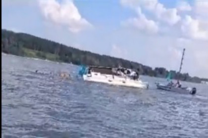 Расплескалась синева: яхта под флагом ВДВ перевернулась в Обском море