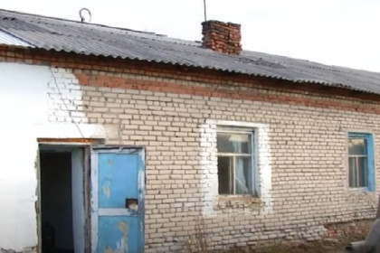 Из ветхого в аварийное жилье переселили людей в Мошковском районе