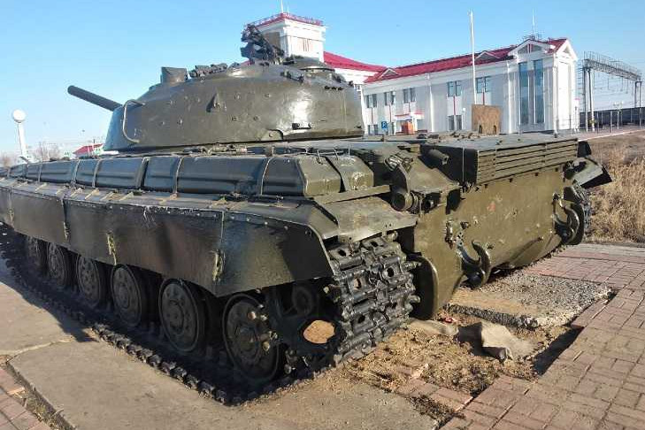 Житель Чанов продает танк с привокзальной площади