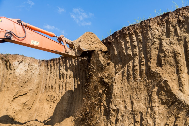 Обвал грунта произошел из-за ремонта теплотрассы на улице Лежена в Новосибирске