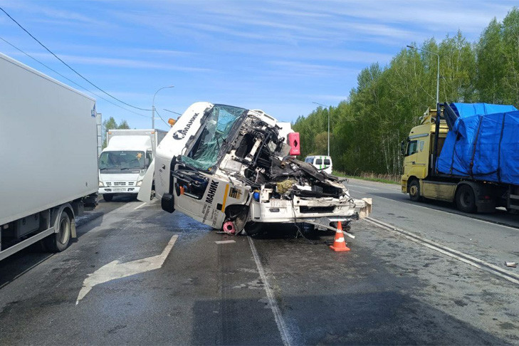 Бензовоз спровоцировал цепную аварию на трассе в Новосибирской области