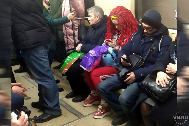Кроваво-красная девушка приковала к себе внимание в метро Новосибирска