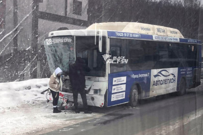 Экипаж автобуса №28 получил травмы в ДТП с грузовиком в Новосибирске