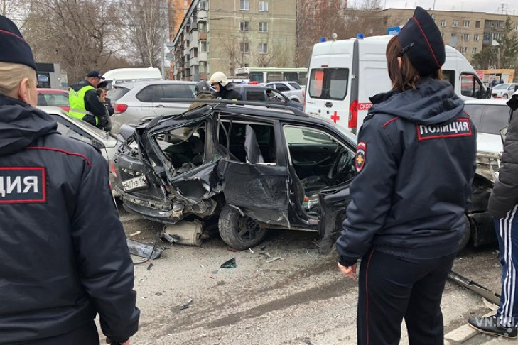 Машины всмятку - пьяный лихач  устроил аварию в Новосибирске