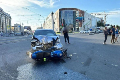 Водитель Тойоты пытался сбежать после ДТП с мотоциклистом в Новосибирске