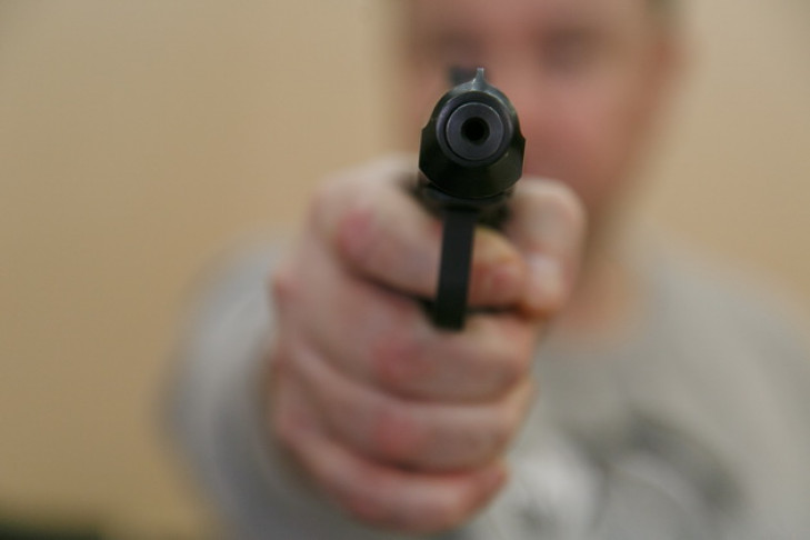 Человека с оружием разыскивают в Маринс Парк Отель