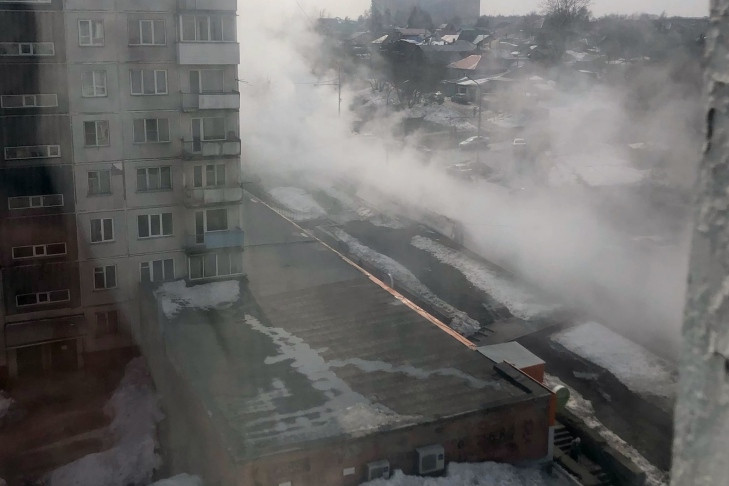 Реки кипятка потекли по улице Бориса Богаткова в Новосибирске