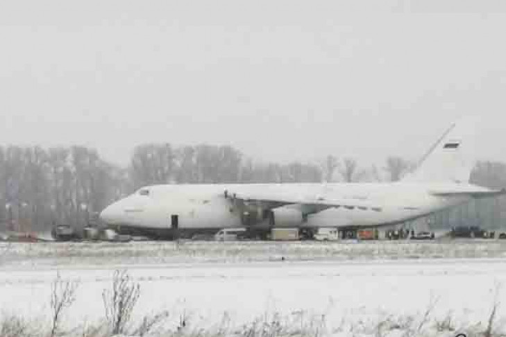 Ан-124 эвакуируют с поля новосибирского аэропорта Толмачево