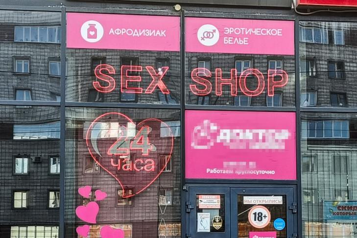 Жігіт кезек-кезек қыздарды жалап жатыр (порно)