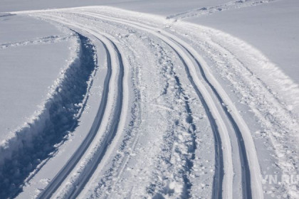 Рискованные автомобилисты вышли на лед в Ордынском районе