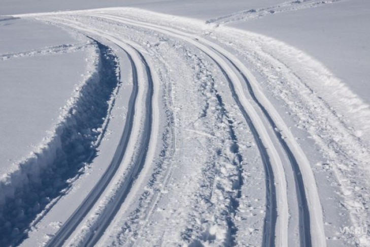 Рискованные автомобилисты вышли на лед в Ордынском районе