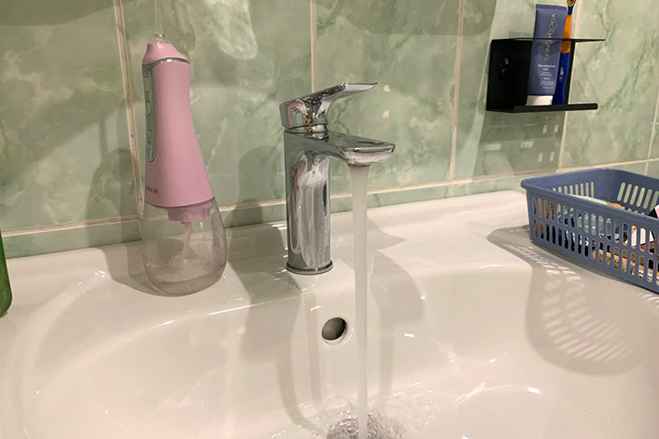 Не пугаться зеленой воды из-под крана призывают энергетики Новосибирска