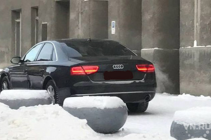 Водителя мэра Новосибирска оштрафовали за парковку на тротуаре