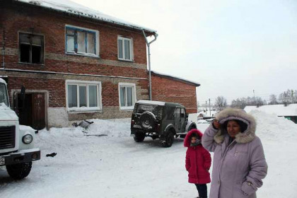 Семерых детей и беременную женщину спасли пожарные под Новосибирском 