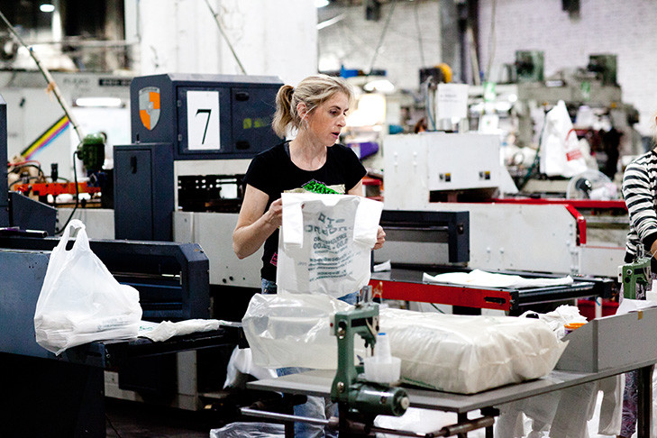 Сибирский производитель упаковки увеличил зарплату сотрудникам и выработку на предприятии