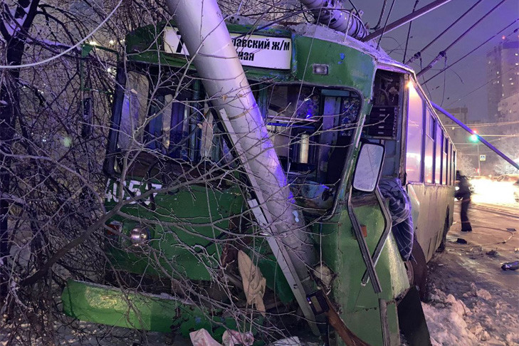 Троллейбус с пассажирами врезался в столб в Новосибирске