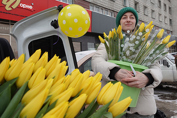 Букеты цвета денег выбирают жители Новосибирска на 8 Марта