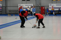 Школьники Новосибирска и Оби борются за победу на первом региональном турнире по кёрлингу