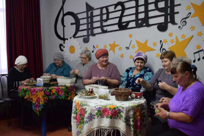 СпицнаZ со спицами: 250 пар носков связали барабинские бабушки для участников СВО на Украине