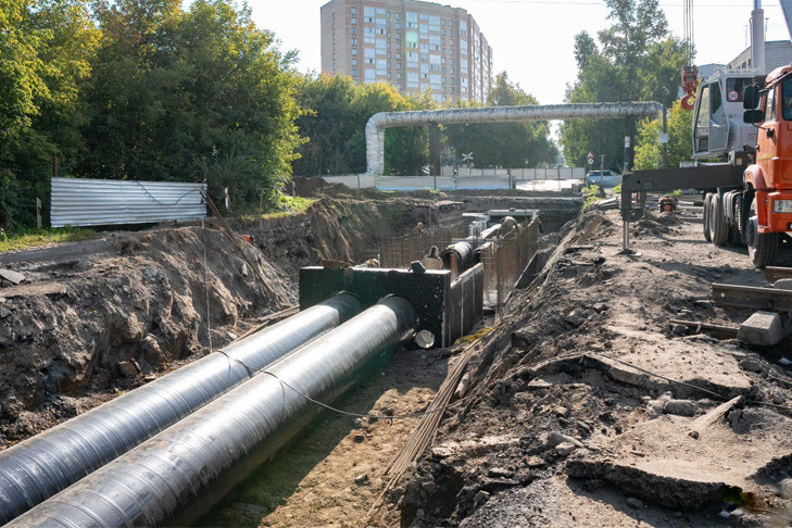 Трубы 1968 года меняют на новые на улице Залесского в Новосибирске