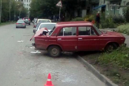 Припаркованный ВАЗ-2106 с ребенком в салоне сбил пешехода  