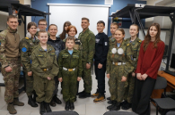 Командир взвода с позывным «Пламя» из Бердска подарил юнкорам книги о боевых товарищах