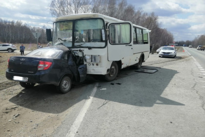 Водитель «Лады» протаранил «ПАЗ» с пассажирами под Новосибирском
