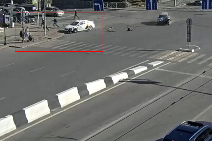 Момент наезда машины такси на годовалого ребенка попал на камеры Новосибирска