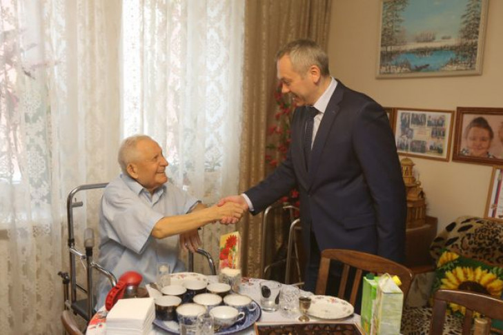 Андрей Травников поздравил с 96-летием Героя Советского Союза Дмитрия Бакурова