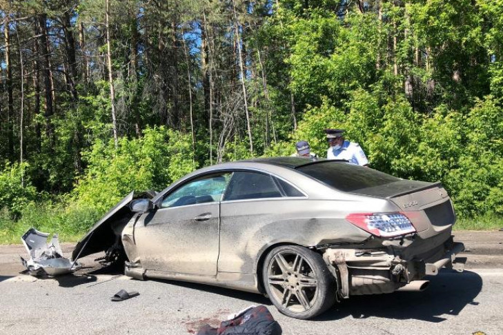 Молодой водитель Мерседеса попал в серьезное ДТП в Новосибирске