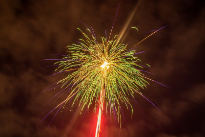 Подросток запустил две петарды в лицо жителя Новосибирска