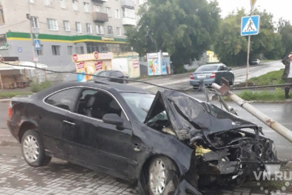 В столб врезался Mercedes-Benz в Ленинском районе Новосибирска