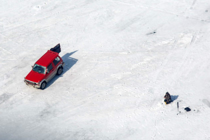 Рискованные рыбаки незаконно выезжают на лед озера Чаны
